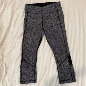 Lululemon Crop Leggings Sz 6 with side and back zip pocket